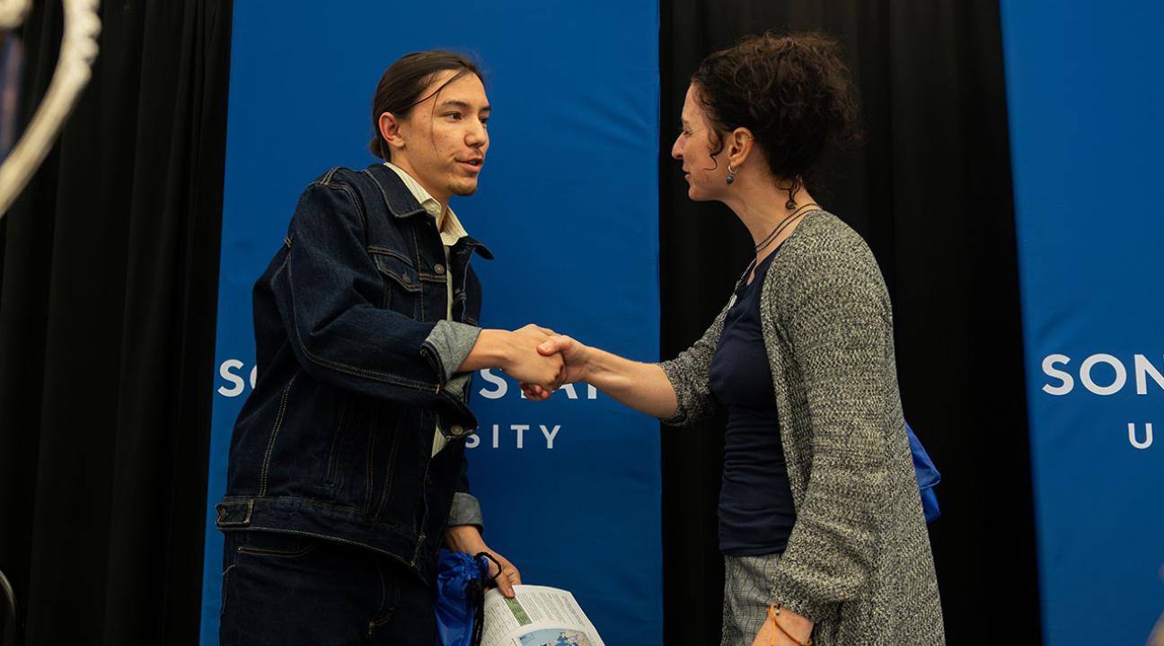 Shin Tadokoro accepts award from Kerry Wininger at the 2025 RSC Symposium